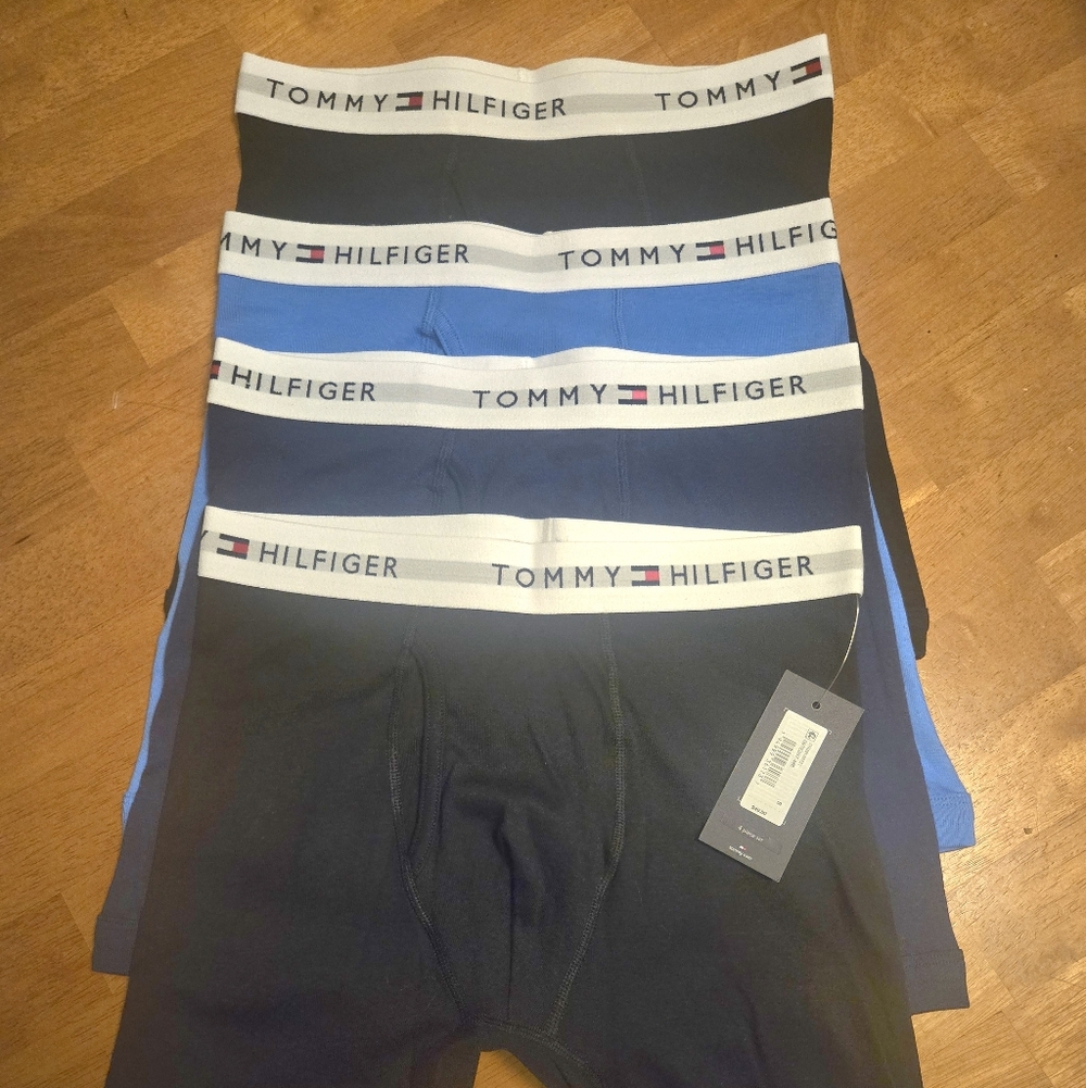 NWT Tommy Hilfiger Classics 4-Pack Boxer Brief set in assorted colors. Mens Sm
